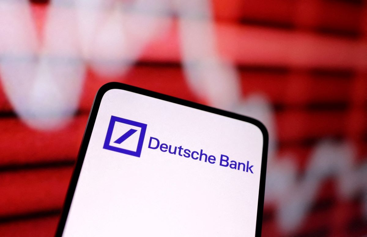 1681156616 Deutsche Bank shares fall dramatically after the cost of insuring